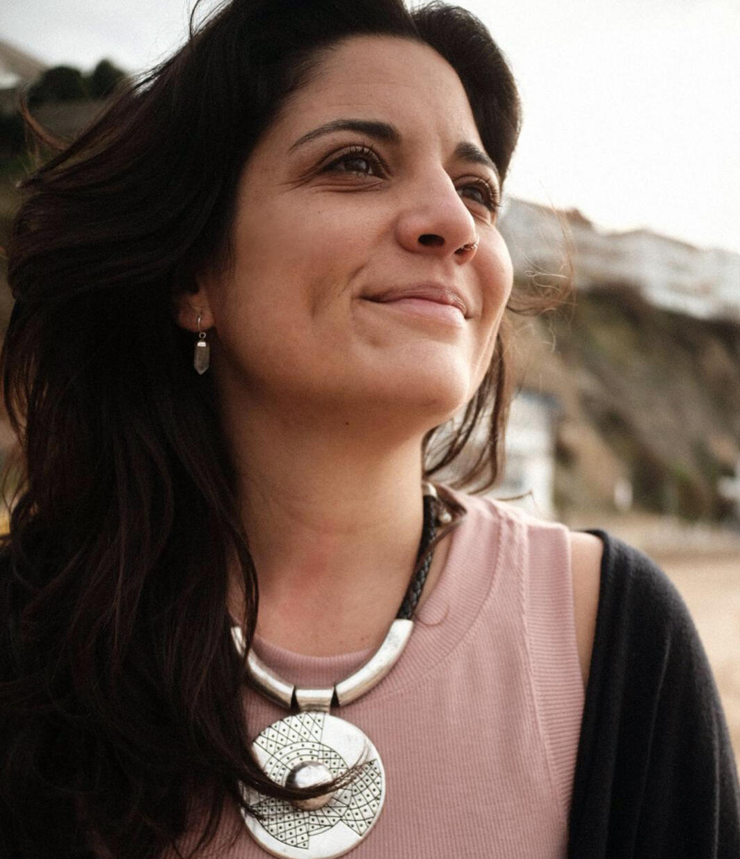 Flor sonriendo y mirando hacia el horizonte, simbolizando que la forma en que mirás transforma lo que ves – Espacio Medrar